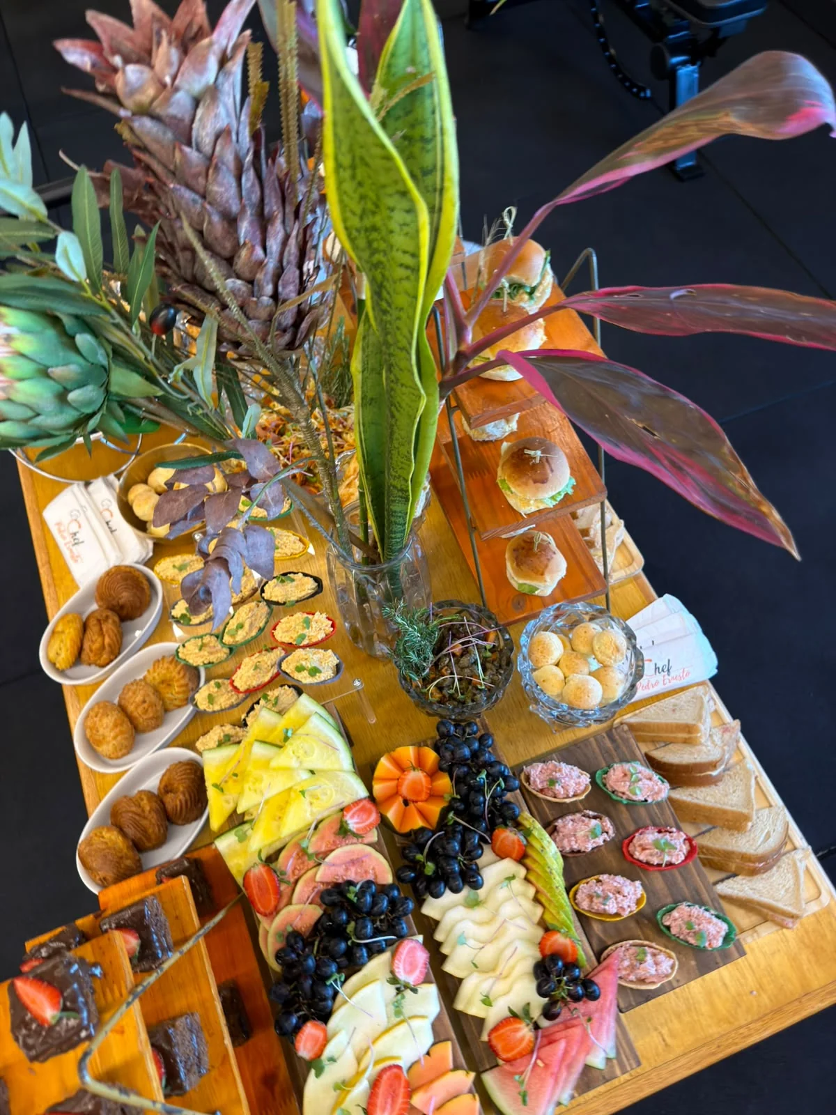 Torre de frios e frutas do café do BNI