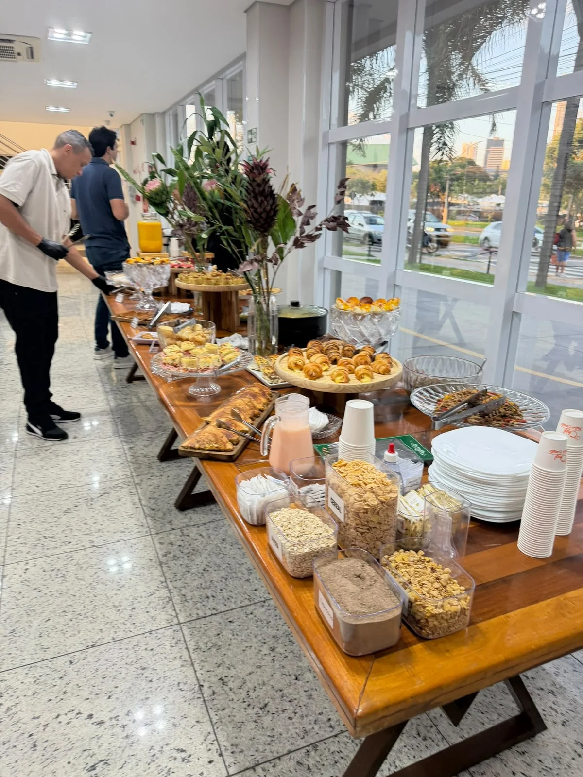 Mesa de café da manhã corporativo com vista
