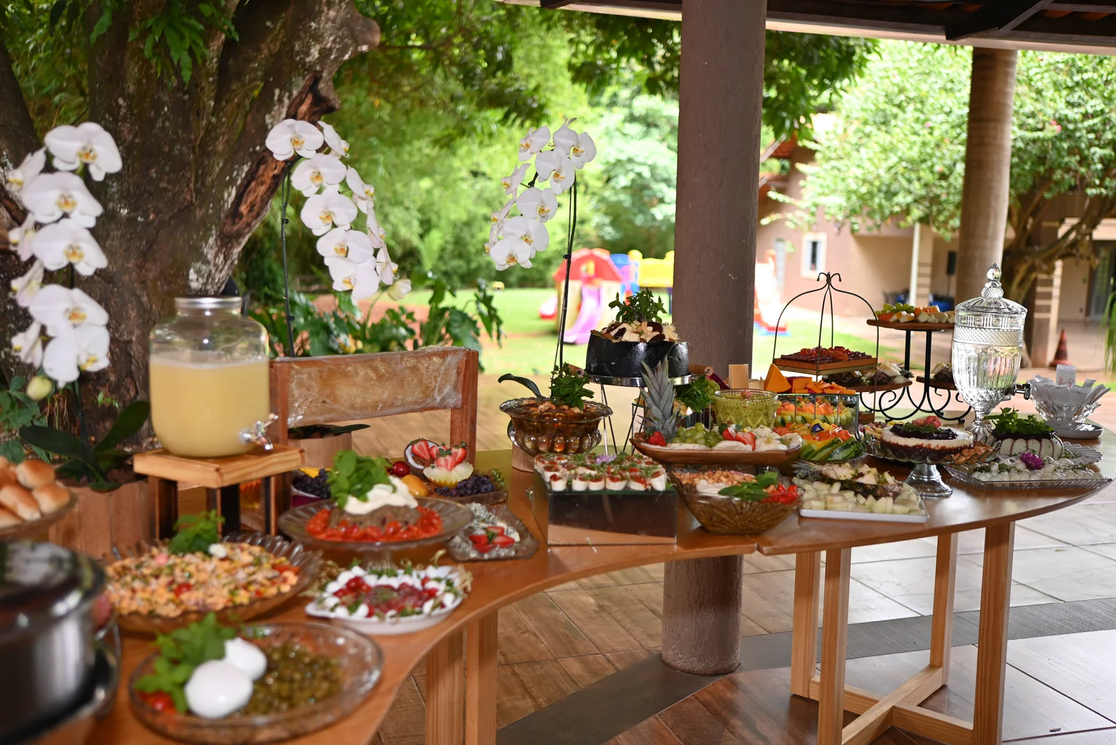Vista ampla da mesa de buffet do aniversário
