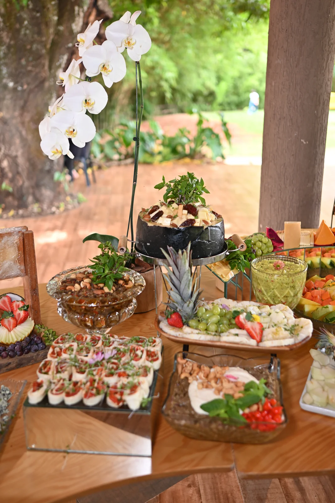 Mesa de buffet decorada com orquídeas