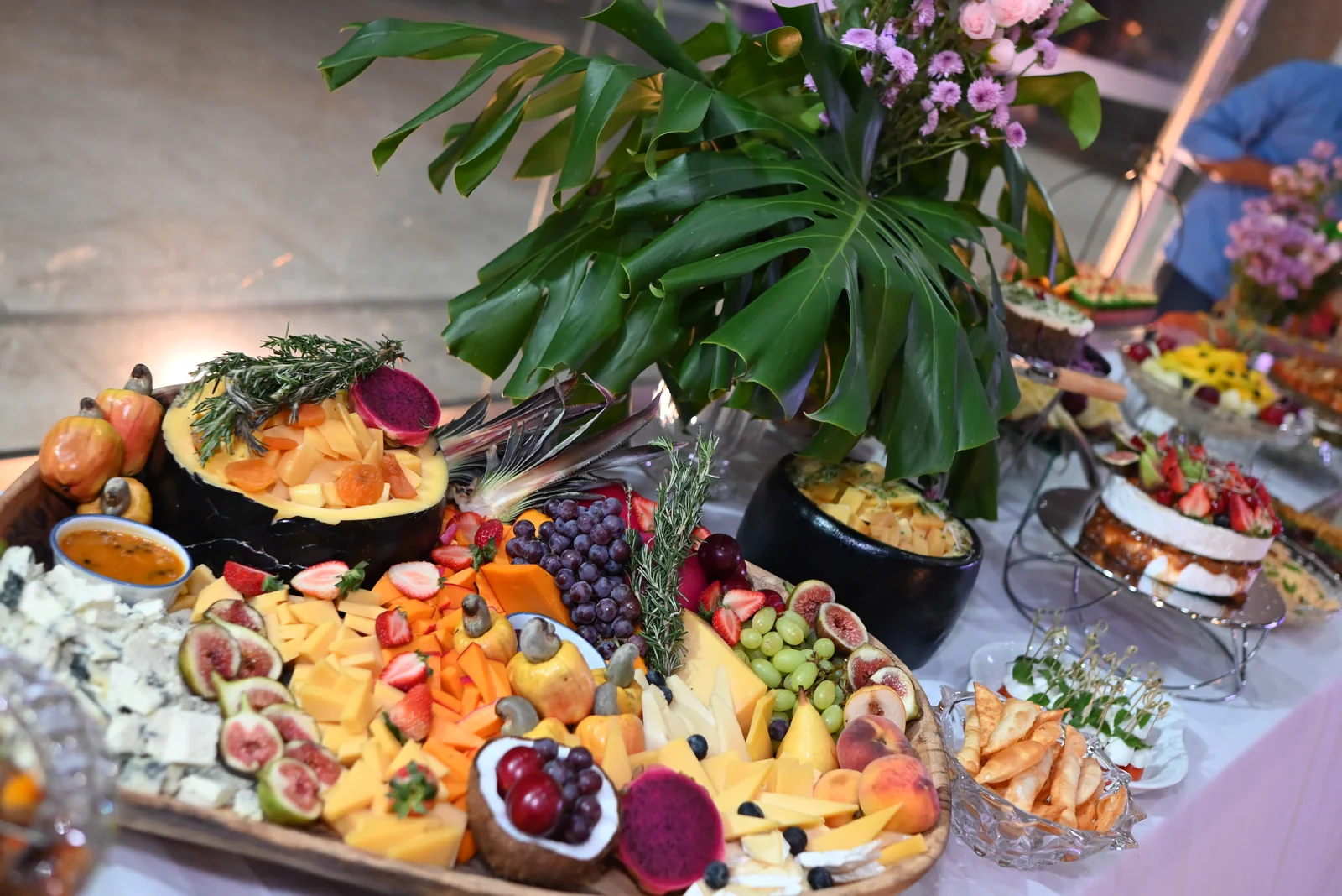 Mesa de frutas e antepastos da festa de 15 anos