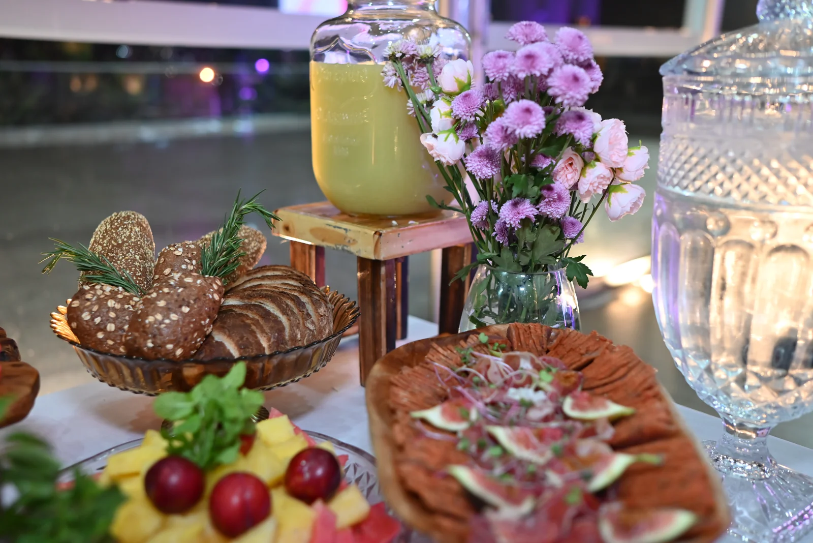 Cesta de pães e frios da mesa de recepção