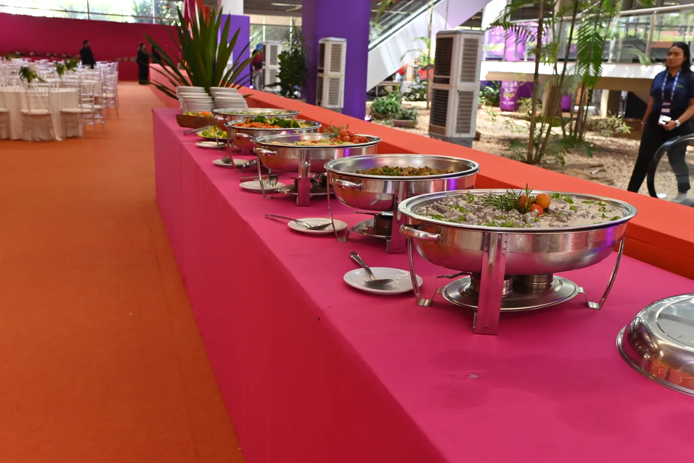 Salão montado para evento corporativo